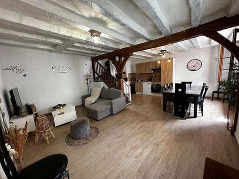 TV and multimedia, Kitchen or kitchenette, Living room, Seating area, Dining area