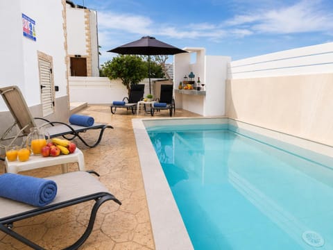 Day, Natural landscape, View (from property/room), Pool view, Swimming pool, Drinks, sunbed