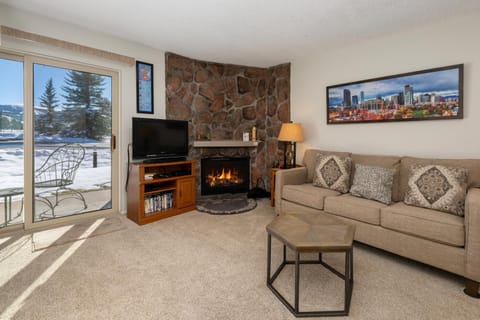 TV and multimedia, View (from property/room), Balcony/Terrace, Living room, Mountain view, fireplace, furniture