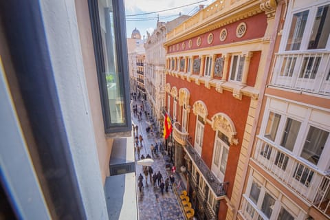 Property building, Day, People, Neighbourhood, City view, Street view, Location, group of guests