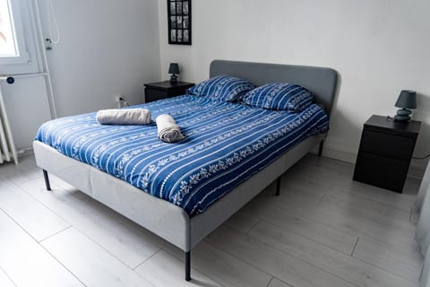 Bed, Photo of the whole room, Bedroom, towels
