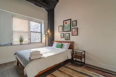 McCormick Place Huge 2BR Cozy Loft Suite with Optional Parking Sleeps 8 Near Soldier Field and Grant Park Apartment in South Loop