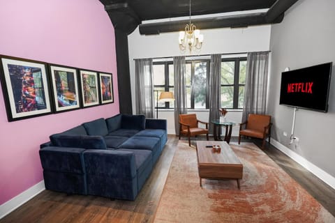 McCormick Place Huge 2BR Cozy Loft Suite with Optional Parking Sleeps 8 Near Soldier Field and Grant Park Apartment in South Loop