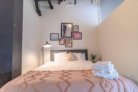 McCormick Place Huge 2BR Cozy Loft Suite with Optional Parking Sleeps 8 Near Soldier Field and Grant Park Apartment in South Loop