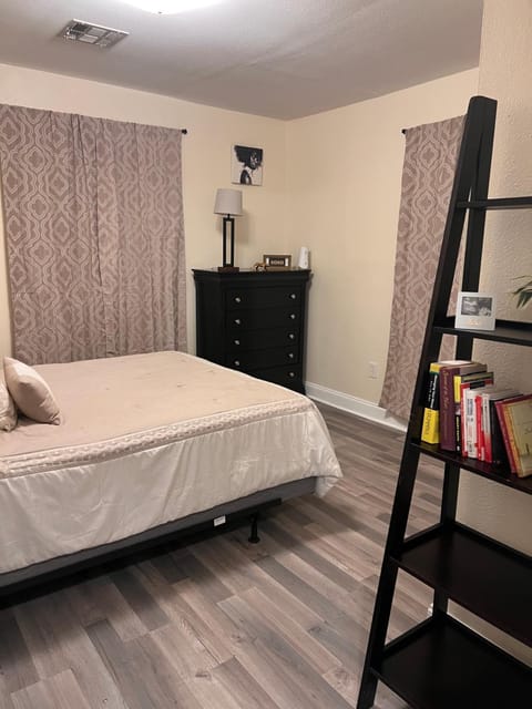 Bed, Bedroom, hair dresser