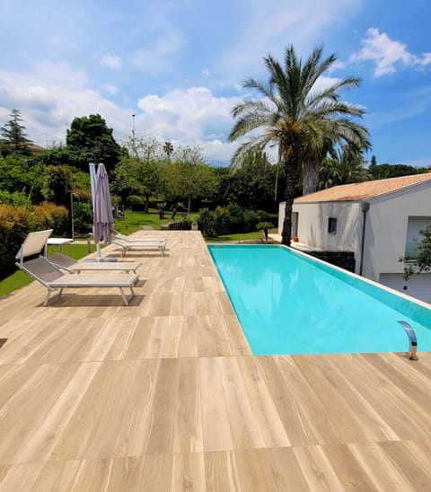 Property building, Garden view, Pool view, sunbed