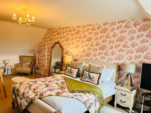 Bed, TV and multimedia, Seating area, Bedroom
