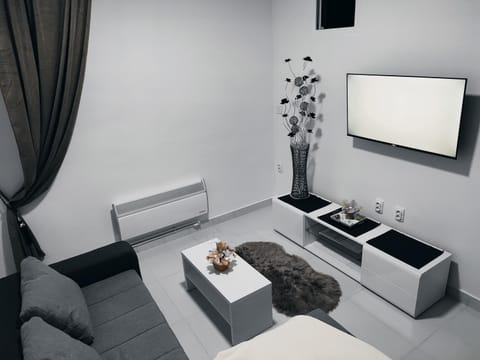 TV and multimedia, Living room, Photo of the whole room, Seating area, Evening entertainment
