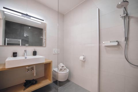 Shower, Toilet, Bathroom, towels