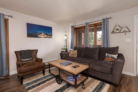 Day, TV and multimedia, Living room, Seating area, furniture