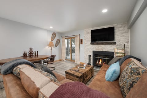 TV and multimedia, Living room, Seating area, fireplace, furniture