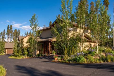 Property building, Facade/entrance, Day, Natural landscape, Summer, Garden, Parking