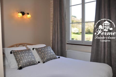 Bed, Property logo or sign, Photo of the whole room, Bedroom