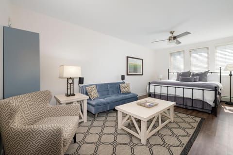 Bed, Living room, Seating area, furniture