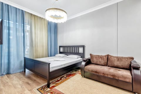 Bed, Photo of the whole room, Seating area, Bedroom