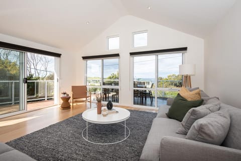 View (from property/room), Balcony/Terrace, Living room, Seating area