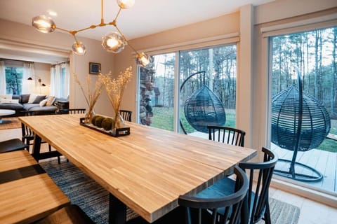 Catskill MNTN Escape 5 BR 3 bath Villa Hot Tub Fire Pit Best Group Stay Villa in Prattsville