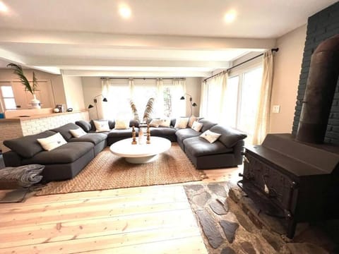 Catskill MNTN Escape 5 BR 3 bath Villa Hot Tub Fire Pit Best Group Stay Villa in Prattsville
