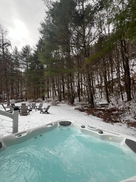 Catskill MNTN Escape 5 BR 3 bath Villa Hot Tub Fire Pit Best Group Stay Villa in Prattsville