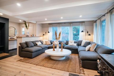 Catskill MNTN Escape 5 BR 3 bath Villa Hot Tub Fire Pit Best Group Stay Villa in Prattsville