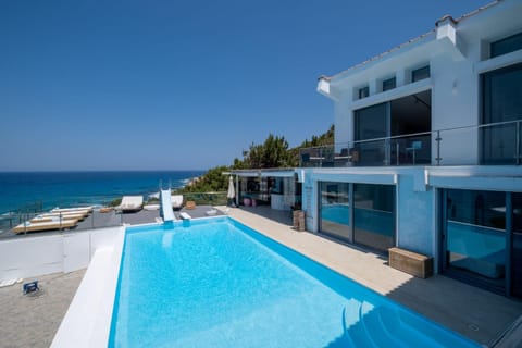 Property building, Day, Sea view, Swimming pool, sunbed
