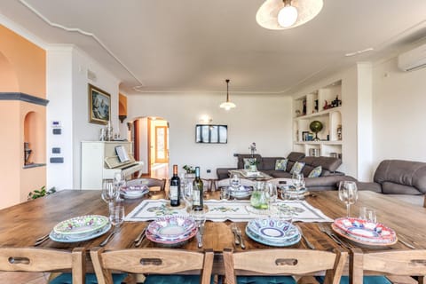 Living room, Food and drinks, Seating area, Dining area, Food, air conditioner