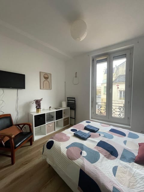 Bed, TV and multimedia, Photo of the whole room