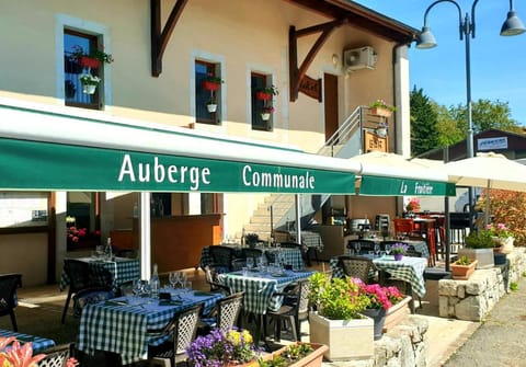 Property building, Patio, Restaurant/places to eat, Day