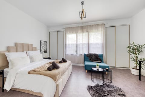 Photo of the whole room, Seating area