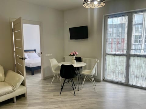 TV and multimedia, Seating area, Dining area