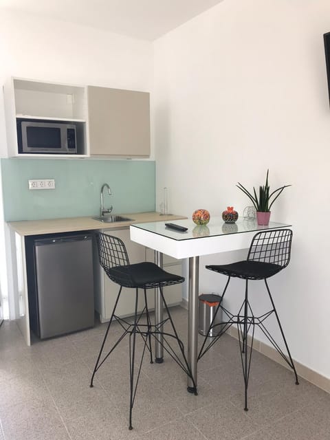 Kitchen or kitchenette, Dining area, minibar, oven