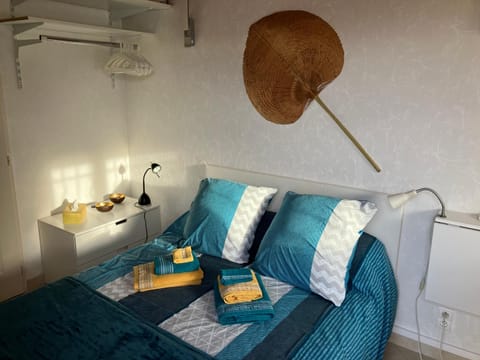 Bedroom, towels