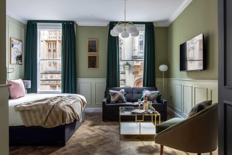 Bed, TV and multimedia, Seating area, Bedroom