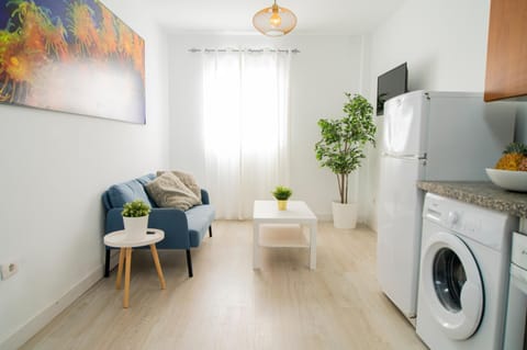 Kitchen or kitchenette, Living room, washing machine
