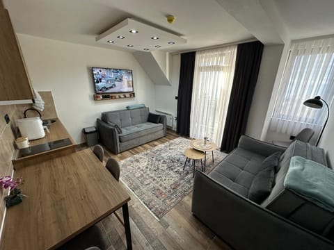 Communal lounge/ TV room, Bed, TV and multimedia, Living room, Photo of the whole room, Seating area, Evening entertainment, Bedroom
