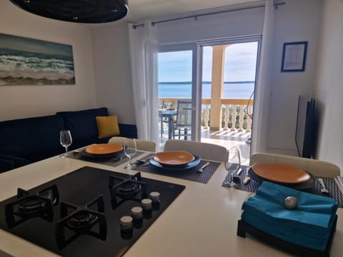 View (from property/room), Balcony/Terrace, Kitchen or kitchenette, Living room, Seating area, Dining area