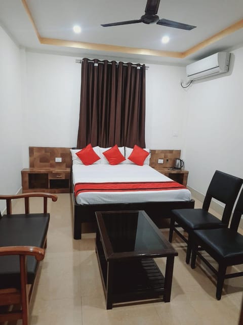 Bed, Photo of the whole room, Seating area, fireplace, air conditioner