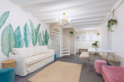Bed, Living room, Photo of the whole room, Seating area, Bedroom