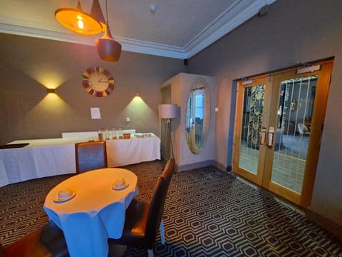 Seating area, Breakfast