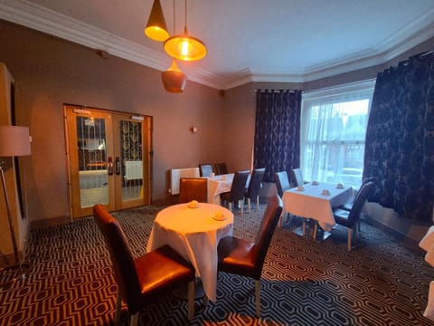 Property building, Restaurant/places to eat, Seating area, Dining area