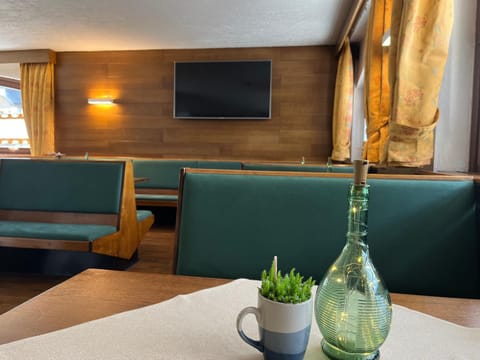 Communal lounge/ TV room, Lounge or bar