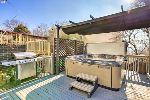Cincinnati Home with Deck and Private Hot Tub! House in Over The Rhine