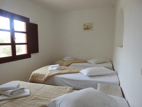 Birds Villa Apartments with Heated Pool - Including Car and Breakfast Apartment hotel in Perissa