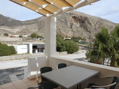 Birds Villa Apartments with Heated Pool - Including Car and Breakfast Apartment hotel in Perissa