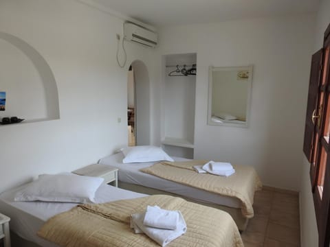 Birds Villa Apartments with Heated Pool - Including Car and Breakfast Apartment hotel in Perissa