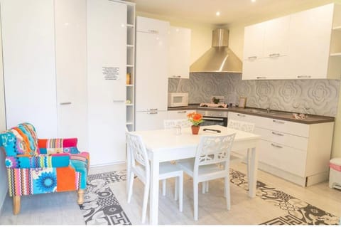 Kitchen or kitchenette, Dining area, minibar, pet friendly, stove