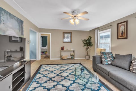 Lovely PET FRIENDLY three bedroom in desirable Urbandale Location! home House in Wyoming