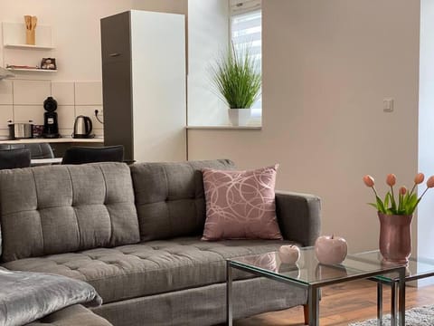 Coffee/tea facilities, Kitchen or kitchenette, Living room, Seating area