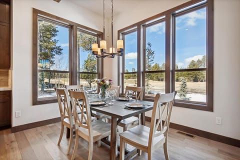 Dancing Rock "Grandview Lodge" (Caldera Springs) House in Oregon