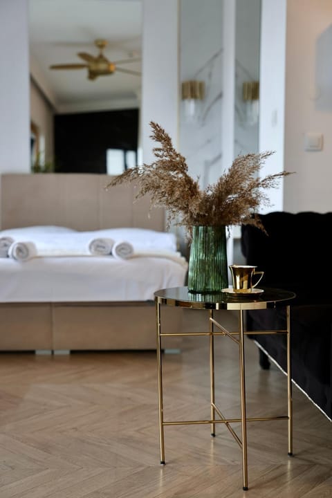 Bed, Living room, Other, Photo of the whole room, Seating area, Bedroom, Text overlay, City view, soundproof, towels, VIP